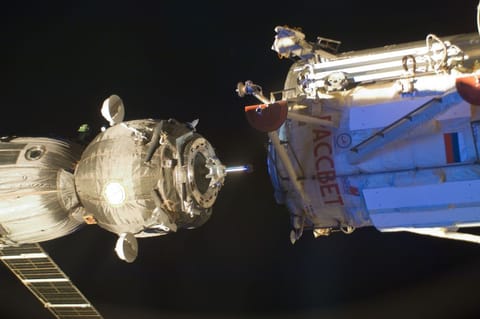 Andocare automata Soyuz cu Statia Spatiala Internationala
