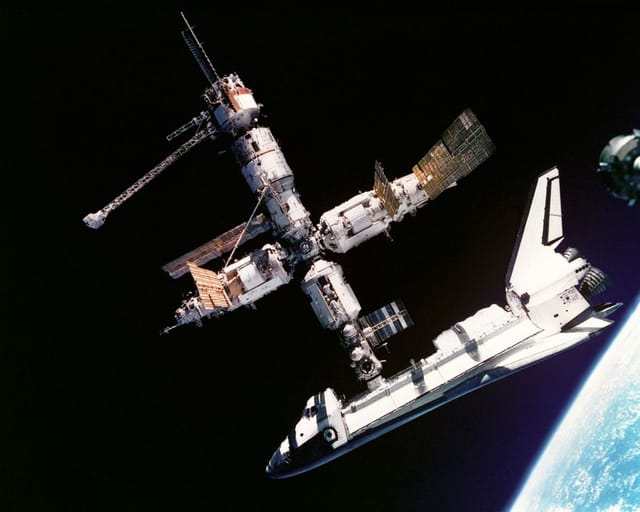 Naveta Atlantis andocată la Stația Spațială Mir