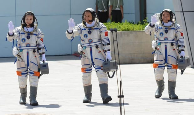 Echipajul Shenzhou-10 la decolare
